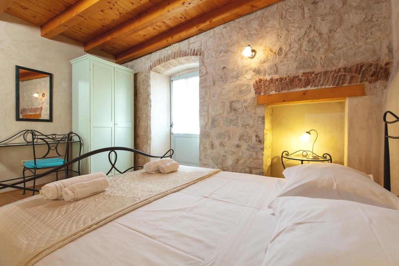 Villa Mama - Traditional Apartments In Omis, Free Parking Buitenkant foto